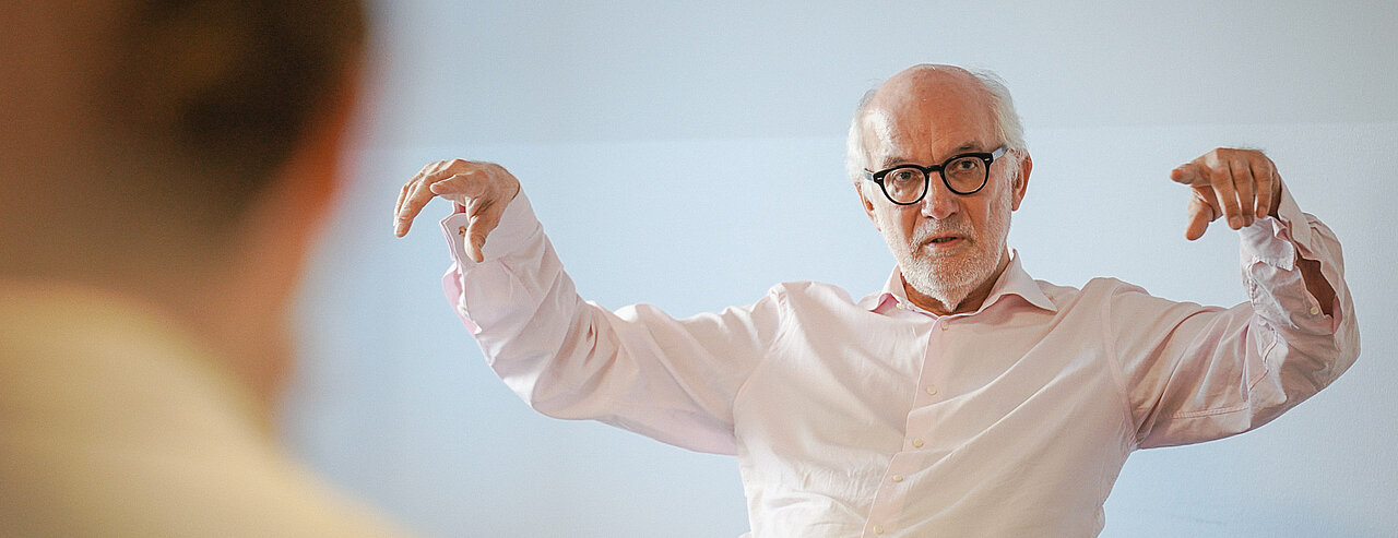 Foto von Prof. Dr. Bernd Ahrbeck während einer Lehrveranstaltung.