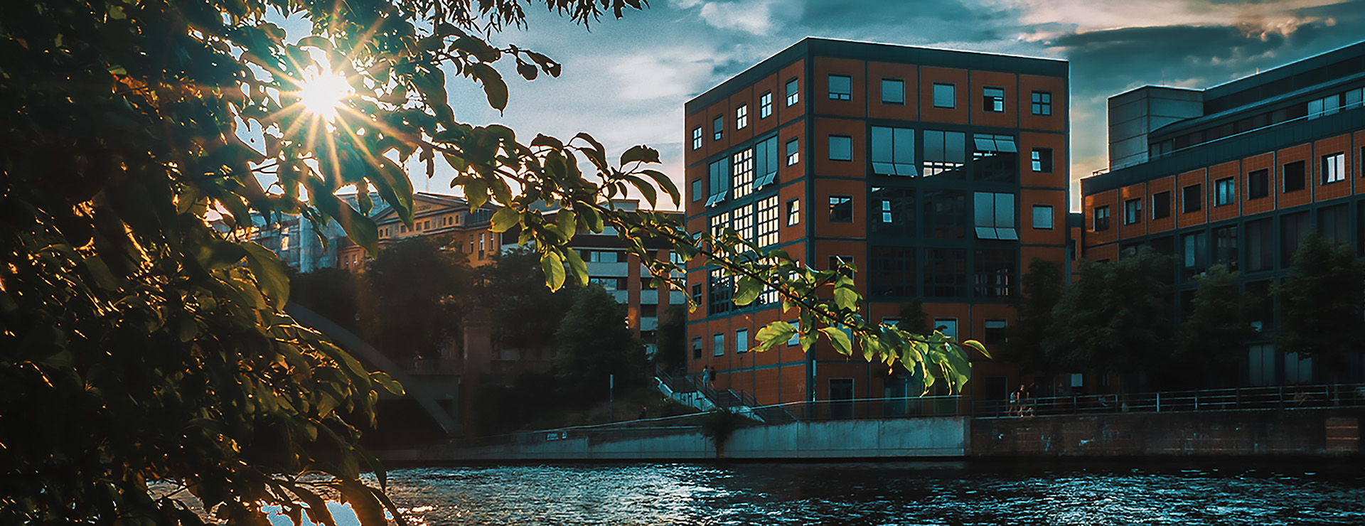 Die IPU Berlin an der Spree bei Sonnenuntergang.